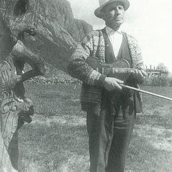 Leiv Mæle med si sjøllage hardingfele i 1966. Foto: Simon Bringeland