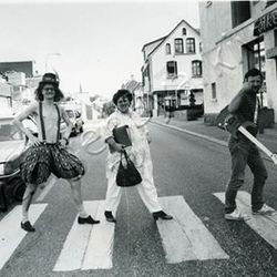 Løgnaslaget tar en "Abbey Road" utenfor Folken. Dag Schreiner, Per Inge Torkelsen, Sally Nilsson, Bjørn Aslaksen.