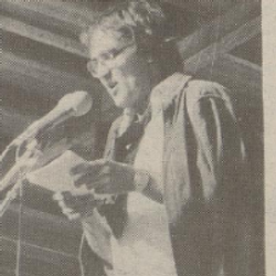 Hans Jørgen Høinæs leser egne dikt  foto Viseversa