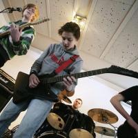 Olav Areklett Vikingstad og Magnus L. Storesund i "Destroyers".I bakgrunnen Njål Clementsen som trår til på trommer. Foto: Haugesunds Avis