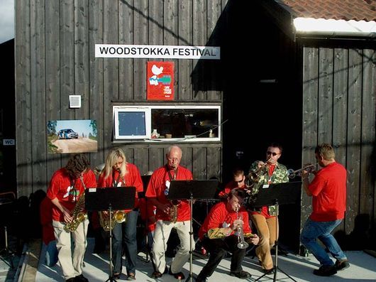 Gillens slaveorkester imponerte med en hyllest til sitt avdøde favorittband Sveinsvoll Swingers, og serverte slavemusikk og en trommesolo på Muppet Show som varte en hel røyk.