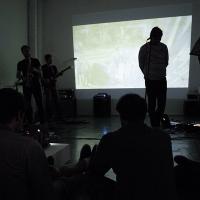 Fra bandets performance sammen med forfatter Rune F. Hjemås. Videobakgrunn av Andreas Schille