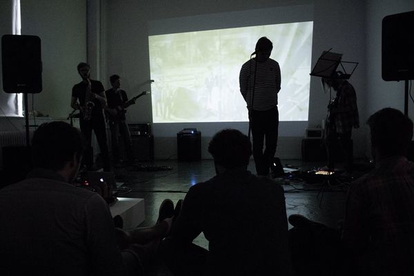 Fra bandets performance sammen med forfatter Rune F. Hjemås. Videobakgrunn av Andreas Schille