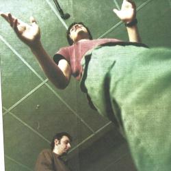 Vokalist Terje Hansen reiser seg stadig til høyre.I bakgrunnen er støygitarist Øyvind Grødem Foto :Anders Minge