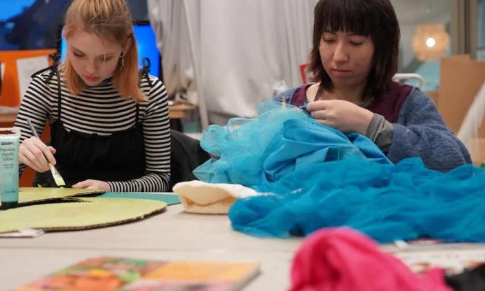 To jenter lager kostymer til Halloween i verkstedet i 3. etasje på Sølvberget.