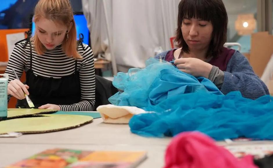 To jenter lager kostymer til Halloween i verkstedet i 3. etasje på Sølvberget.