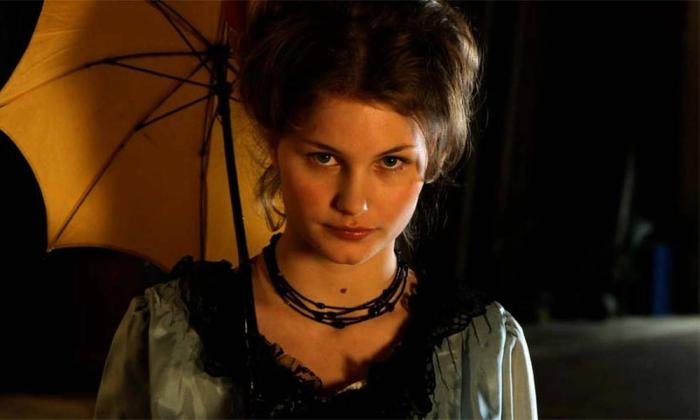 Iben Akerlie i filmatiseringen av Knut Hamsuns roman Victoria