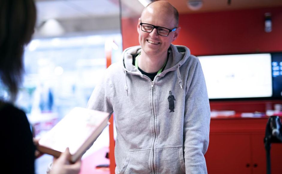 Åsmund Ådnøy hjelper en låner på Sølvberget