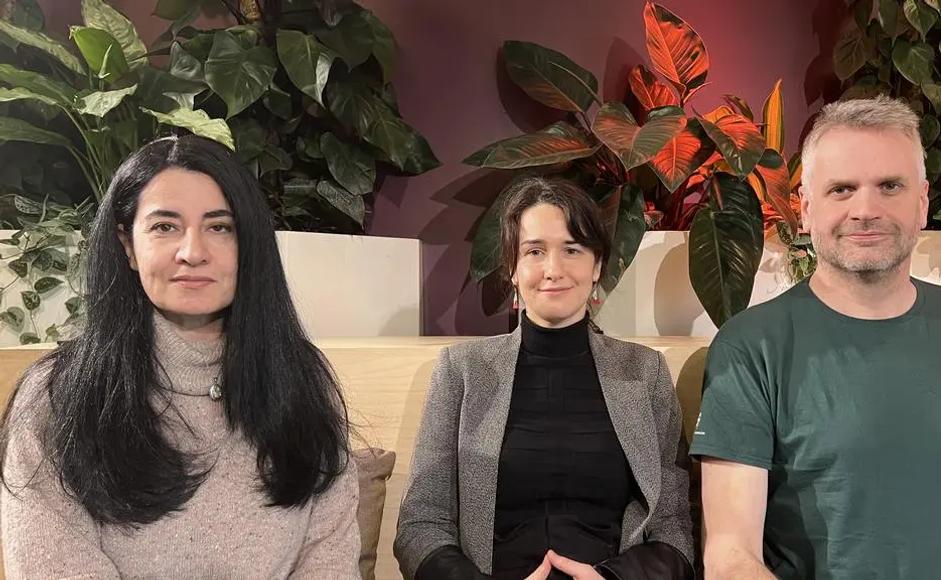 Våre tre formidlere Selma Yonus (arabisk), Yngve Anda (fransk) og Jelena Usken (serbisk) smiler til kamera.