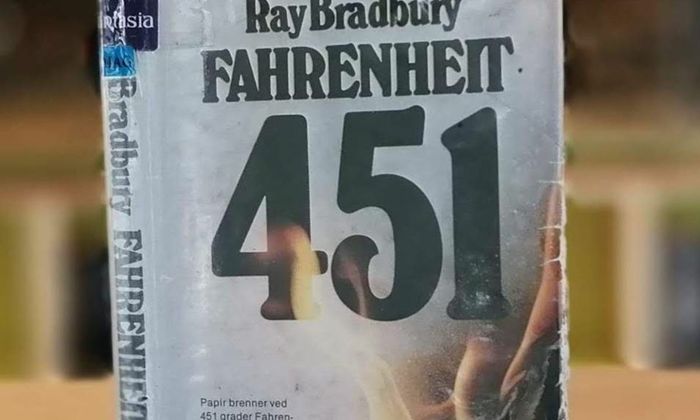 Boka Fahrenheit 451 av Rey Bradbury