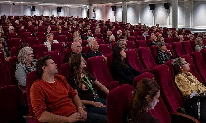 Publikum i kinosal 1 på Sølvberget har bokprat