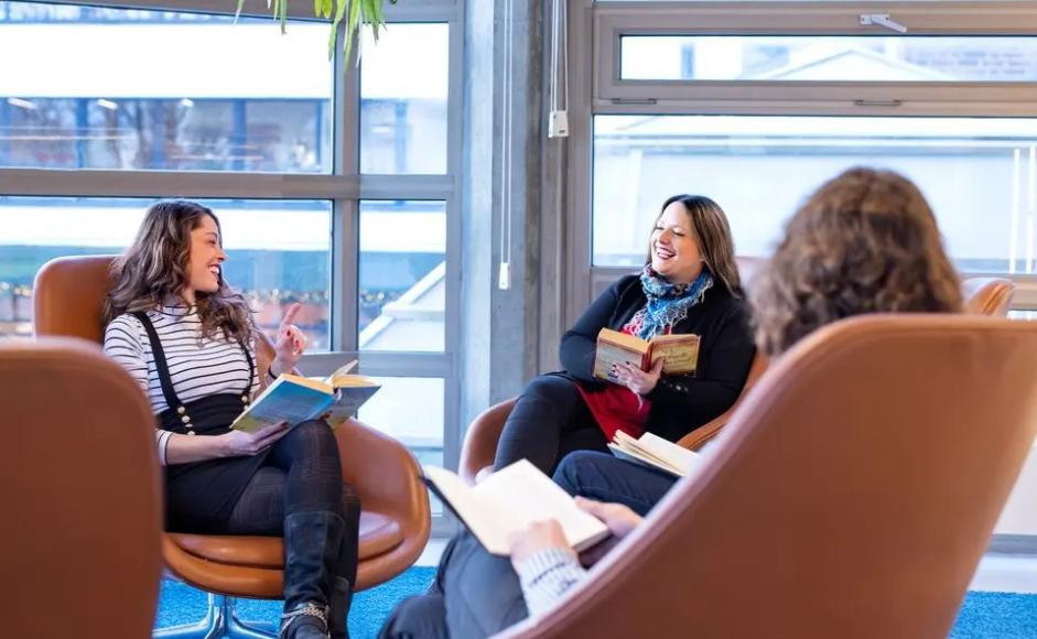 Deltagere på Shared-reading snakker om teksten de har hørt.