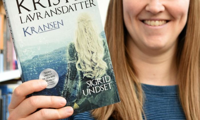 Dame holder boken Kristin Lavransdatter Kransen av Sigrid Undset