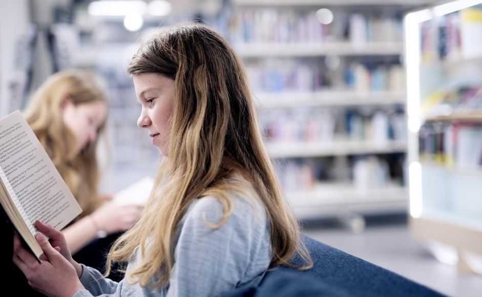 Jente som leser på Sølvberget
