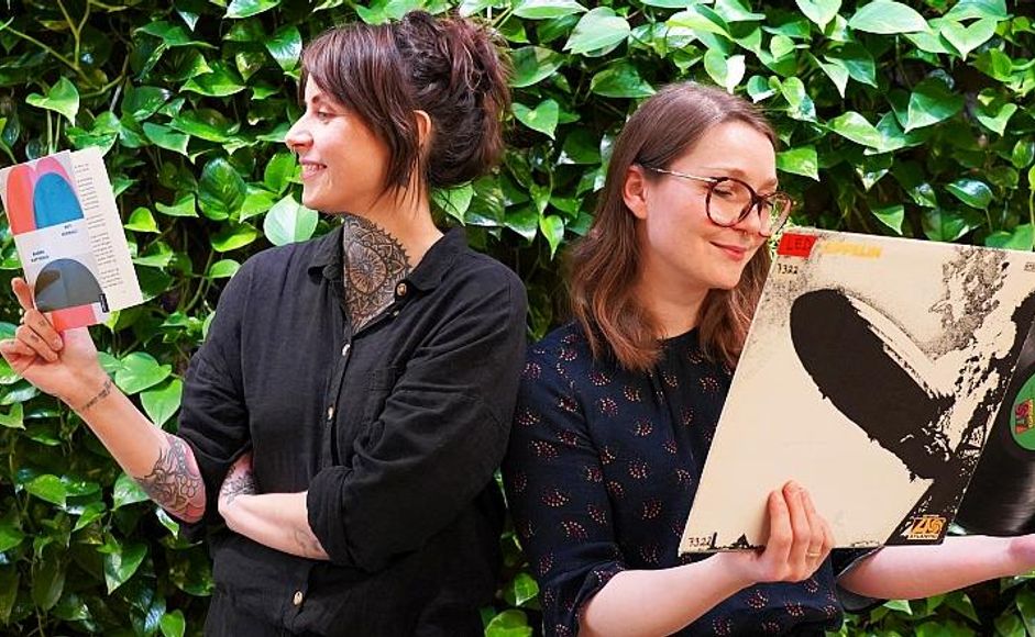 Vanessa Bollestad og Thale Dobbert holder bok og plate