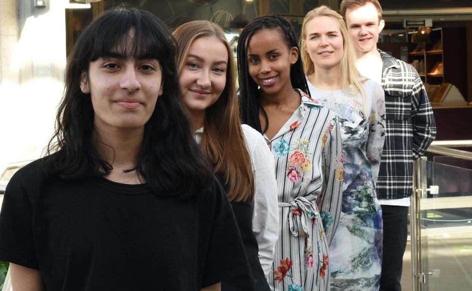 Sølvbergets egen skrivegruppe, Poesi for unge, er klare med en diktsamling som kan bli årets fineste julegave!