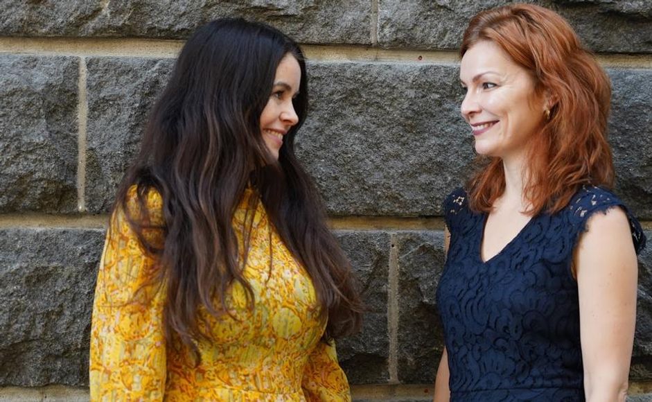 Marianne Stenerud og Ingunaya Myhre Larsen smiler til hverandre.