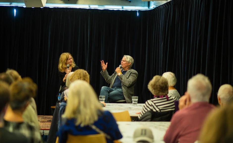 Publikum hører på en forfattersamtale i Kafé Salongen i 4. etasje.