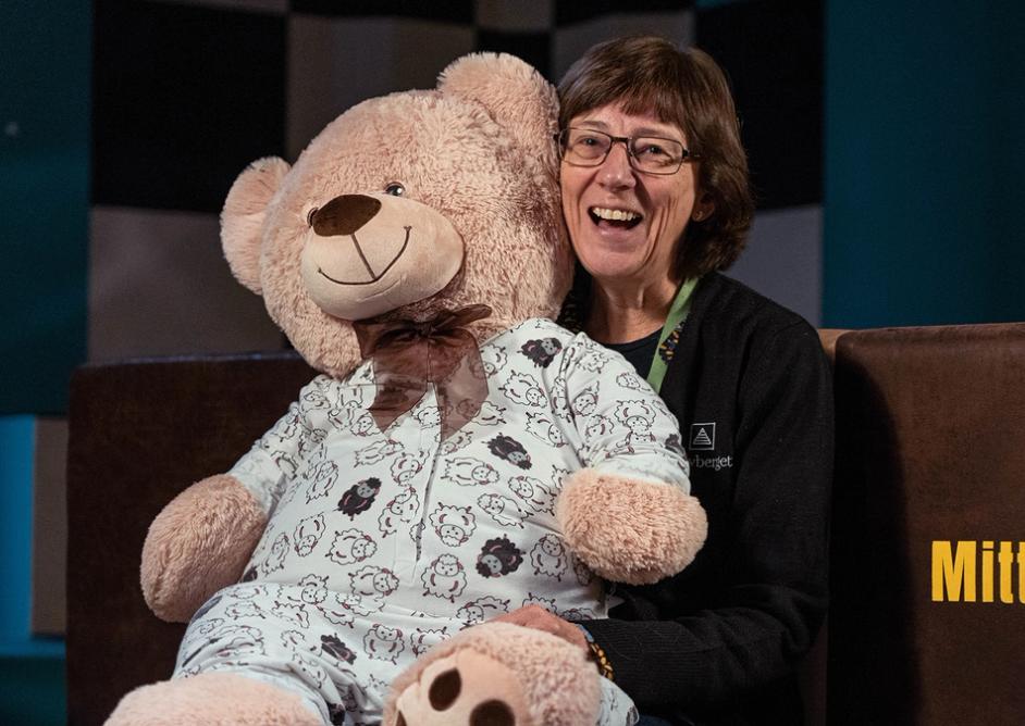 Eli-Gunn sitter med bamse på fanget i Skattkammeret på Sølvberget