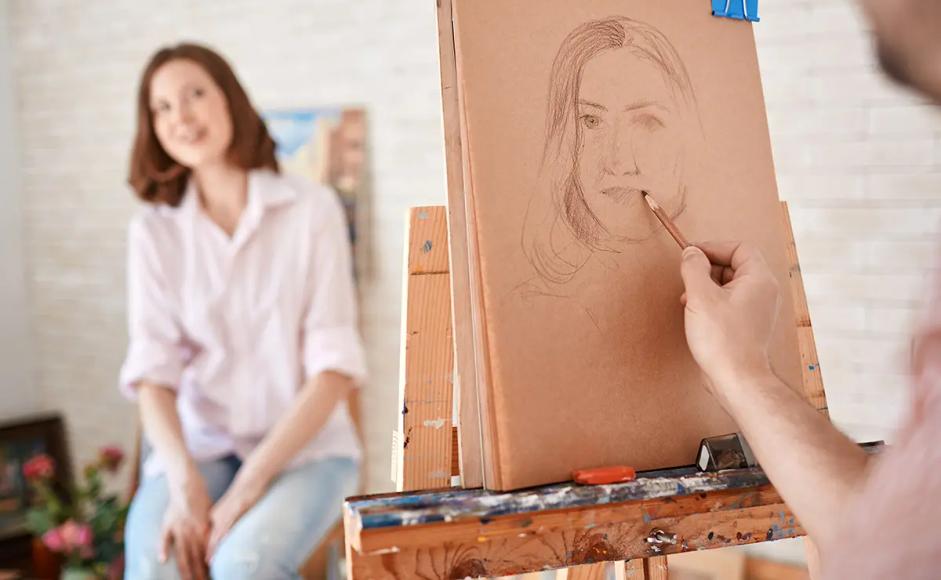 En kursdeltager tegner en dame.