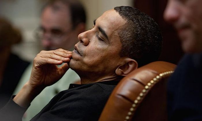 Barack Obama med hånden på haken