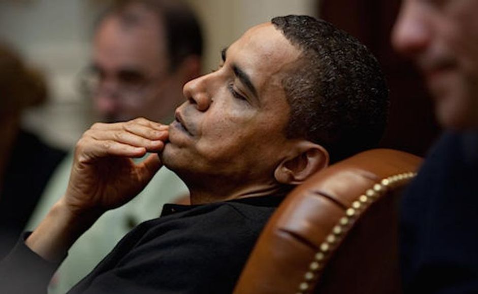 Barack Obama med hånden på haken
