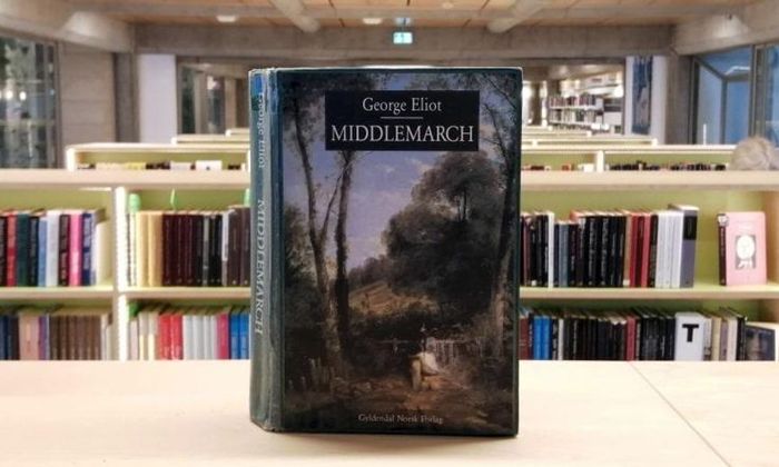 Middlemarch av George Eliot stående i biblioteket