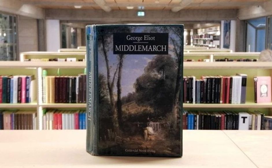 Middlemarch av George Eliot stående i biblioteket