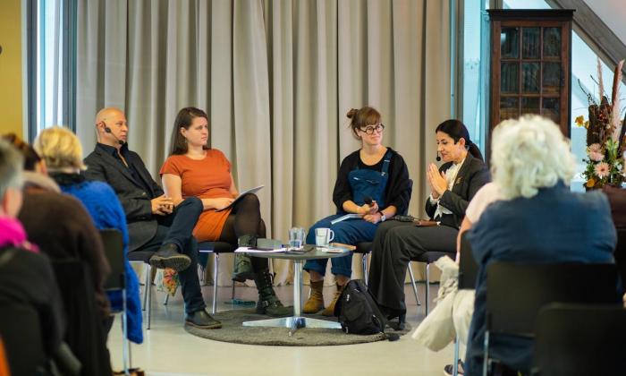 Selma M. Yonus og Ali Hayder i samtale med Johanne Fronth-Nygren