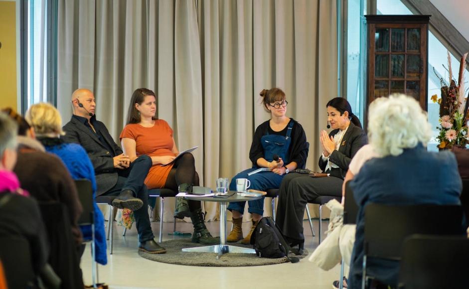 Selma M. Yonus og Ali Hayder i samtale med Johanne Fronth-Nygren