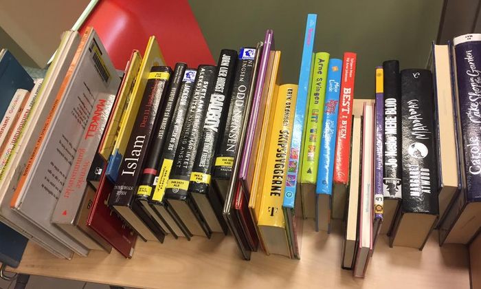 En tralle med bøker på biblioteket.