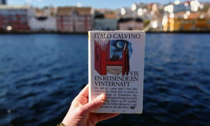 Hvis en reisende en vinternett av Italo Calvino holdt i en hånd ved Vågen i Stavanger