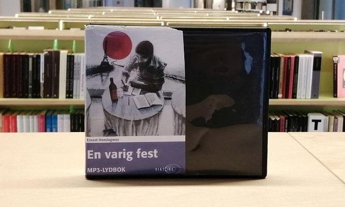 En varig fest av Ernest Hemingway stående på hylle i bibliotek