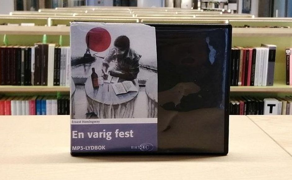 En varig fest av Ernest Hemingway stående på hylle i bibliotek