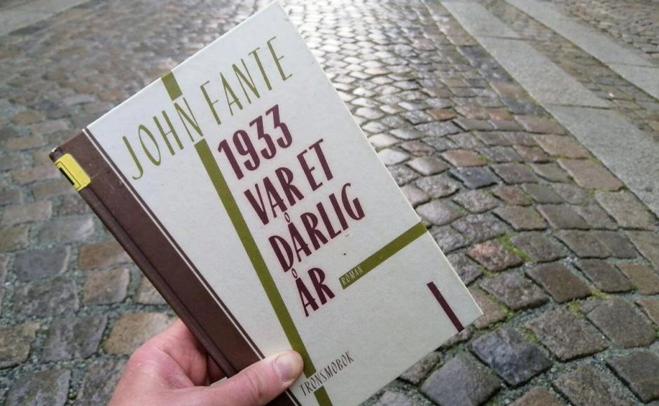 Boka 1933 var et dårlig år av John Fante bok holdt foran gate