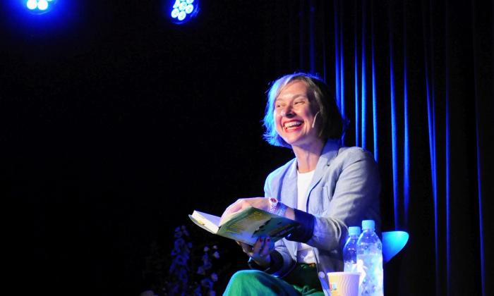 Janne Stigen Drangsholt leser på scenen under Kapittelfestivalen i 2023