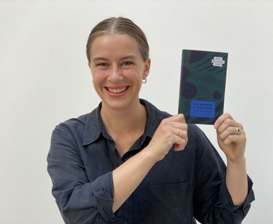 Hannah Ersland med Hele Stavanger leser 2024 boken, Garman og Worse av Alexander Kielland.