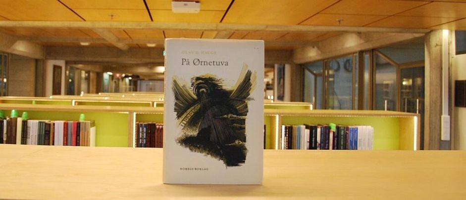 På ørnetuva av Olav H. Hauge stående på bokhylle i biblioteket