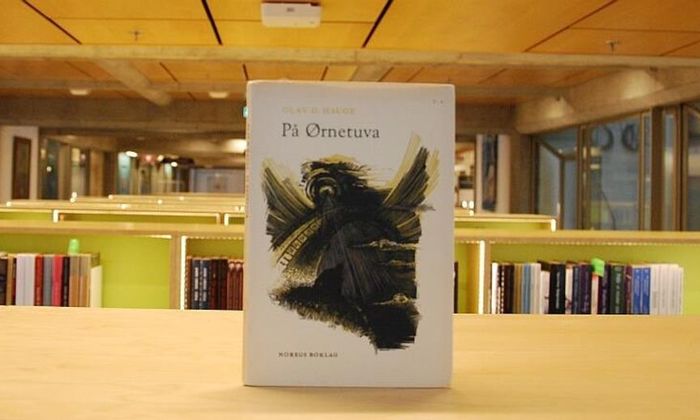 På ørnetuva av Olav H. Hauge stående på bokhylle i biblioteket