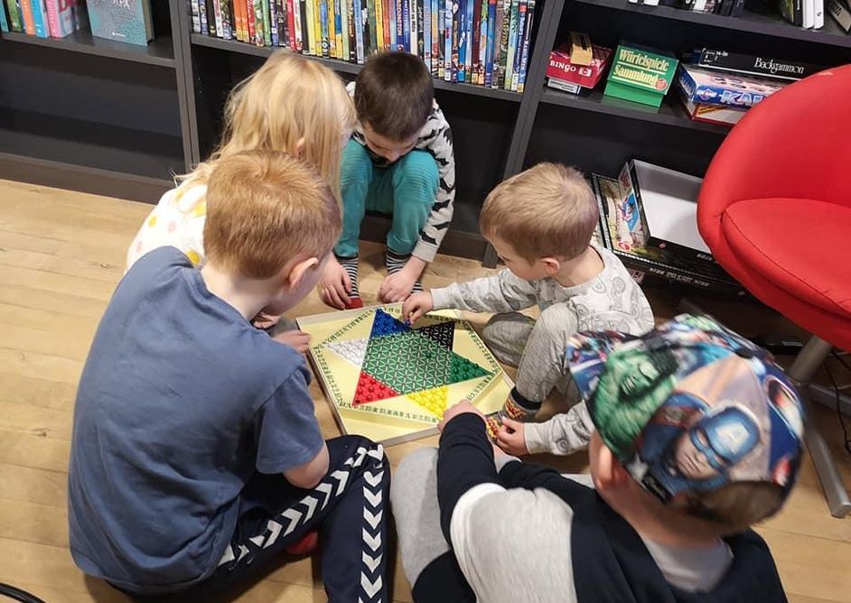 Barn spiller spill på Rennesøy bibliotek.