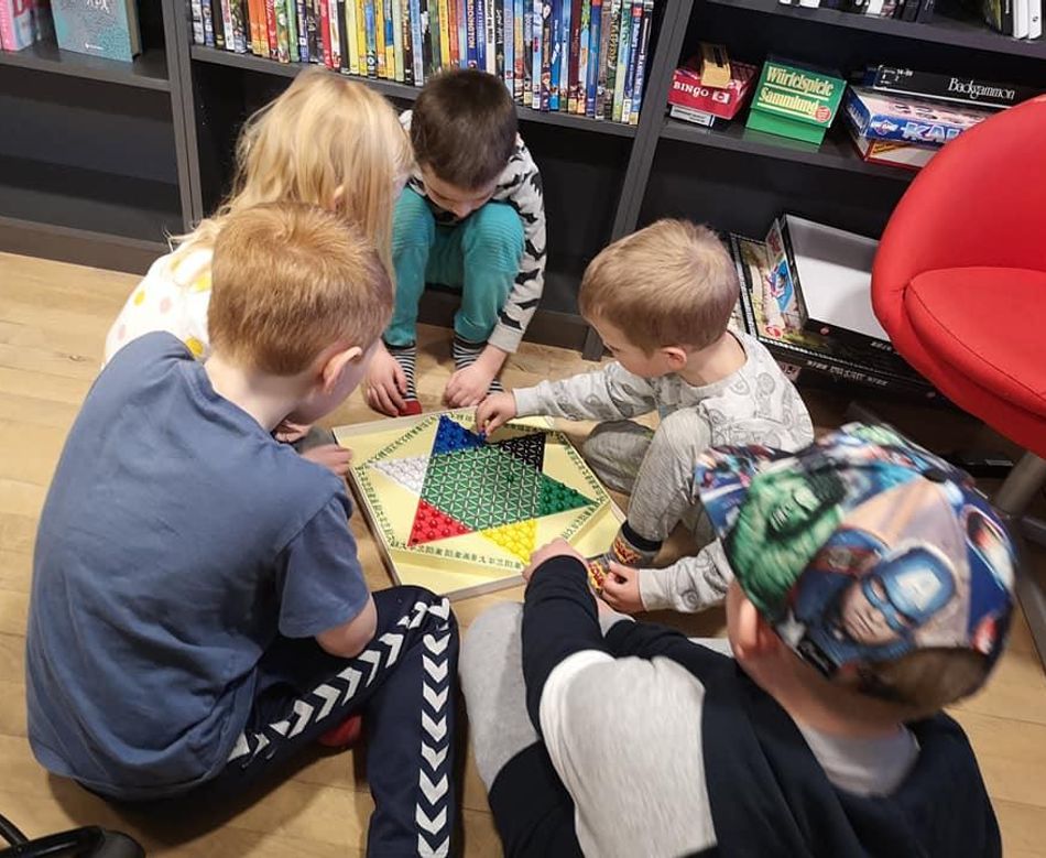 Barn spiller spill på Rennesøy bibliotek.