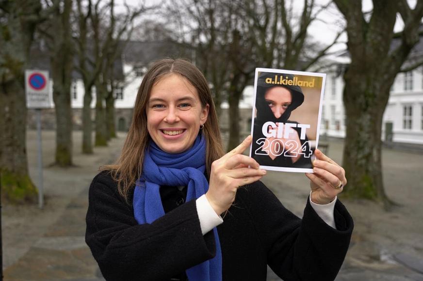 Hannah Ersland viser frem Gift2024 foran Kongsgård skole.