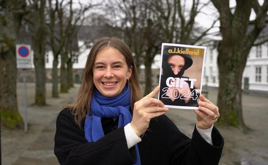 Hannah Ersland viser frem Gift2024 foran Kongsgård skole.