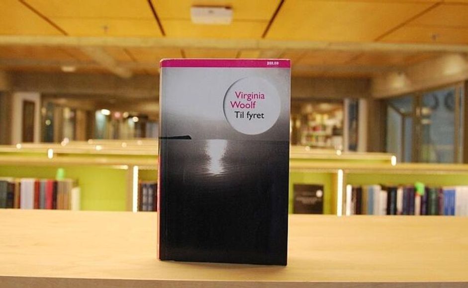 Til fyret av Virginia Woolf stående på bokhylle i biblioteket