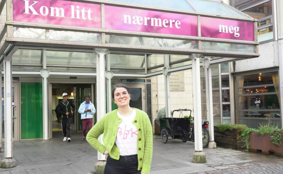 Prosjektleder Sofie Birgitte Andersen foran Sølvberget bibliotek og kulturhus.