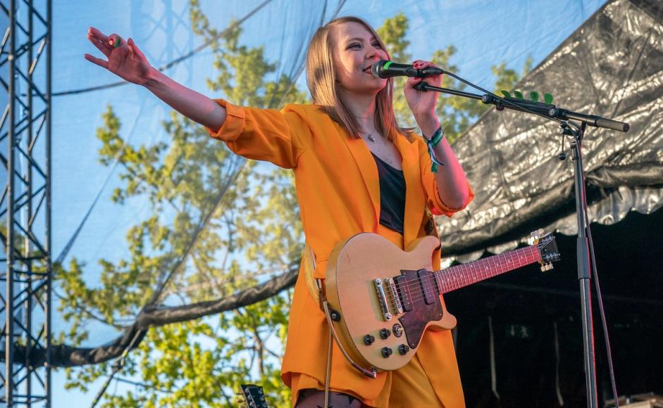 Sarah Hestness på scenen med gitar