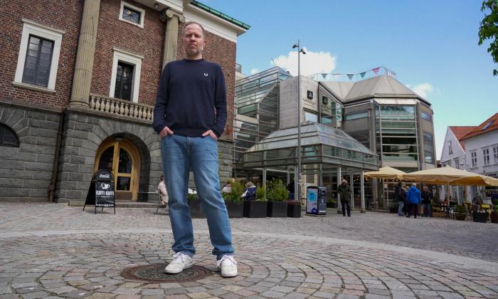 Magnus Cappelen utenfor Sølvberget
