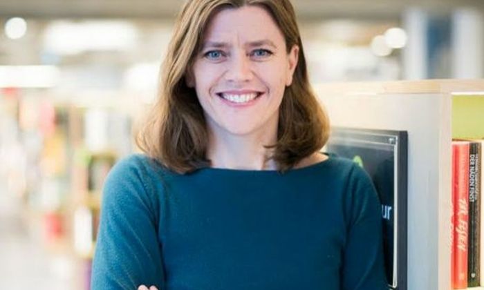 Siri Odfjell Risdal stående i Sølvberget bibliotekog kulturhus