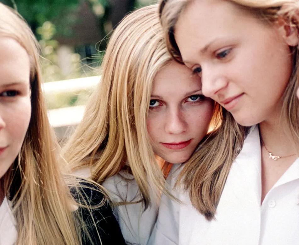 Bilde av fire jenter fra filmen The Virgin suicides