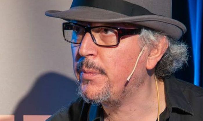 Pedro Carmona-Alvarez med hatt på scenen under Kapittelfestivalen 2023